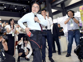 曾被判終生癱瘓，靠「它」站起來了！福寶外骨骼機器人站穩日本，黃偉哲試穿：能讓長者老有所依